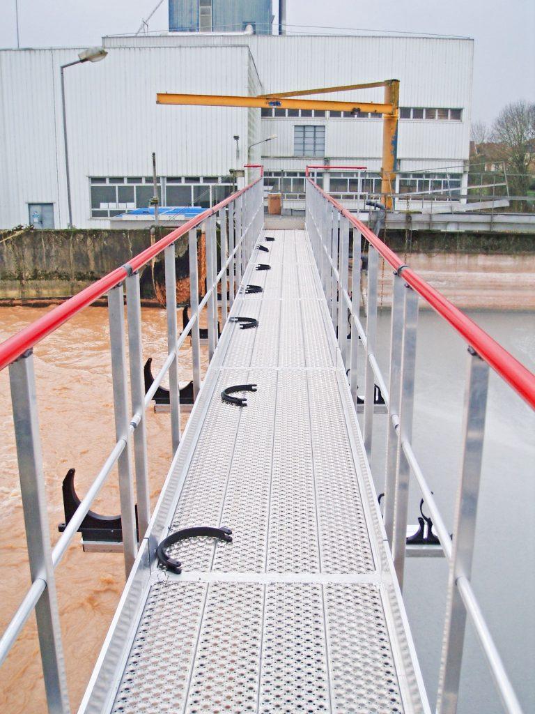 Photo de la passerelle de cheminement en station d'épuration