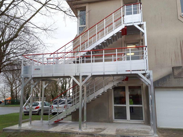 Escaliers avec passerelle pour accès bureaux | Fortal